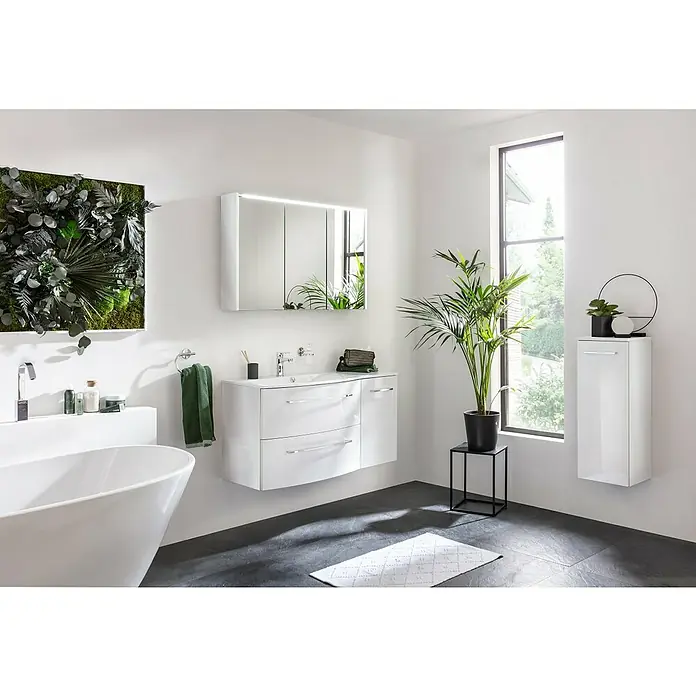Fackelmann Verona Unterschrank - B x T x H: 35 x 39,7 x 57,5 cm, DIN Anschlag: Rechts, Weiß Hochglanz - Ein modernes Badezimmer mit weißen Möbeln, darunter ein Waschtisch mit Unterschrank und ein Spiegelschrank mit Beleuchtung.