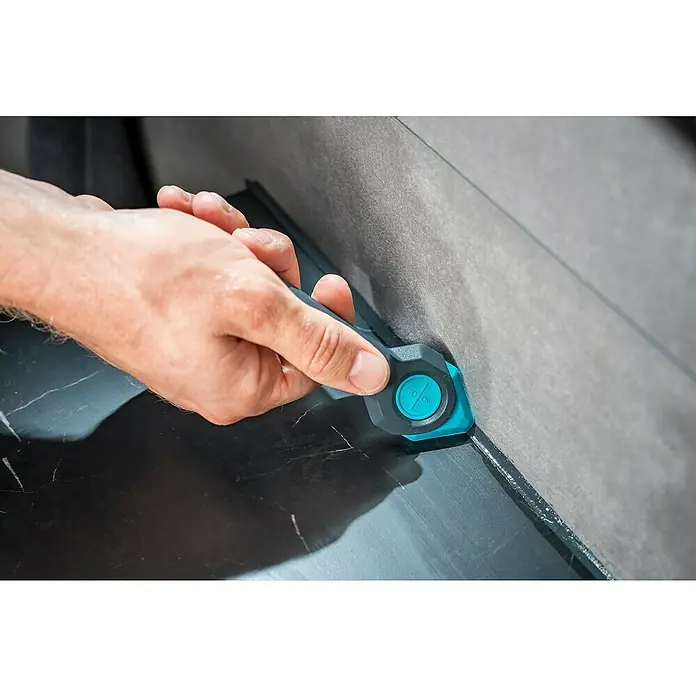 Wolfcraft Rascador de juntas - 4 pzs. - Primer plano de un operario aplicando con precisión sellador de silicona con una herramienta para juntas, logrando sellados perfectos.