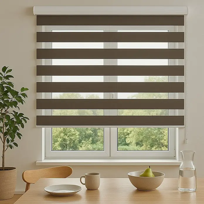Estor noche y día Martina - An x Al: 90 x 190 cm, Taupe - Modernos estores enrollables dobles marrones en una ventana que ofrecen privacidad y control de luz. Los estores aportan un vestido elegante y funcional.