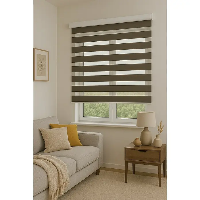 Estor noche y día Martina - An x Al: 90 x 190 cm, Taupe - Modernos estores enrollables dúo marrones en una ventana con marco blanco, que ofrecen privacidad y control de la luz para un ambiente acogedor.
