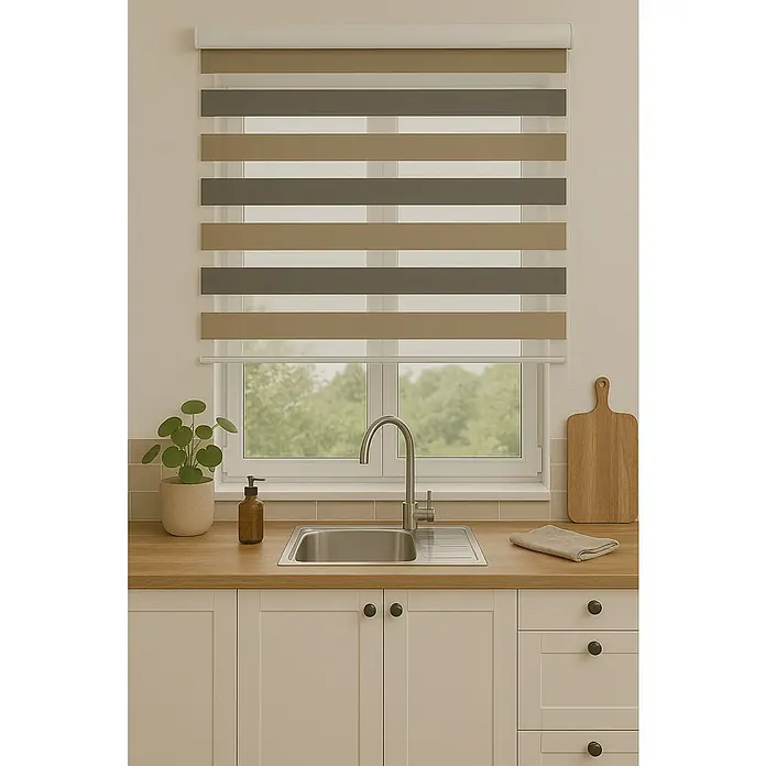 Estor noche y día Martina - An x Al: 90 x 190 cm, Multicolor - Modernos estores enrollables dobles en tonos marrones y grises crean un ambiente acogedor en esta cocina con fregadero, planta y tabla de madera.