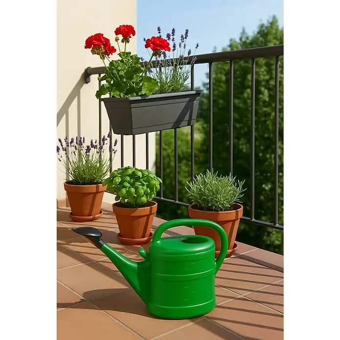 Geli Regadera Basic - Verde, 10 l - Una regadera verde está en un balcón soleado, rodeada de flores y hierbas en macetas y una jardinera.
