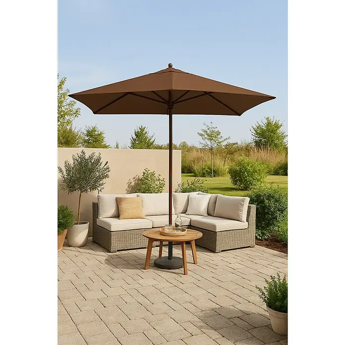 Sunfun Parasol Lian - Taupe, 300 x 300 cm, Madera - Acogedor rincón de jardín con sombrilla marrón, conjunto de salón de ratán gris y mesa redonda de madera en un patio pavimentado.