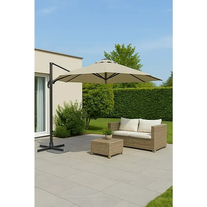 Sunfun Parasol de jardín Ligurien - Crudo, Diámetro de cobertura: 300 cm - Acogedora escena de jardín con una sombrilla voladiza beige que da sombra a una acogedora zona de estar con sofá y mesa de ratán.