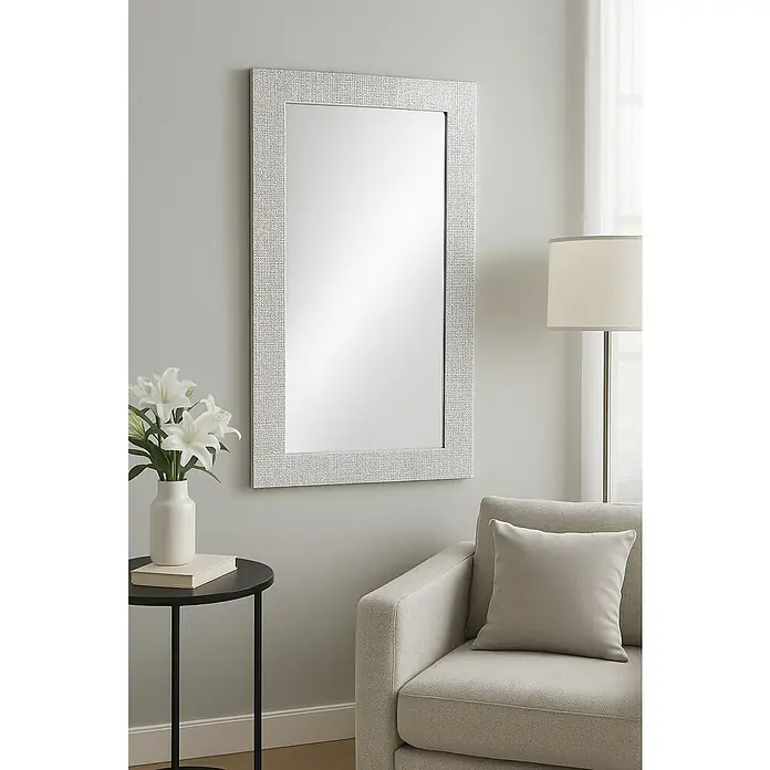 Espejo de pared Milán - 65,5 x 85,5 cm, Blanco/gris - Interior elegante con un espejo rectangular de estilo con marco texturizado colgado en la pared sobre un sillón cómodo.