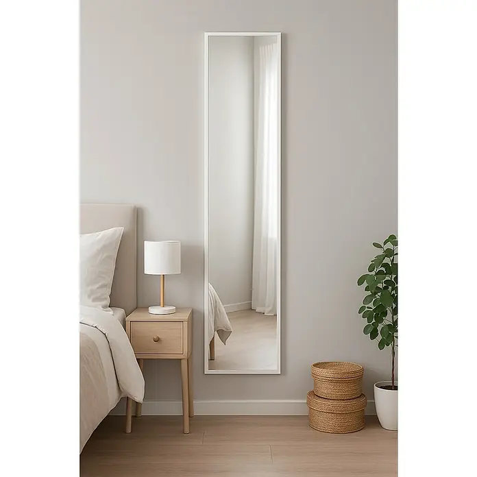 Espejo de pared Lima - 40 x 160 cm, Blanco - Habitación elegante con un espejo blanco liso que se extiende por la pared, junto a una mesita de noche y cestas decorativas.