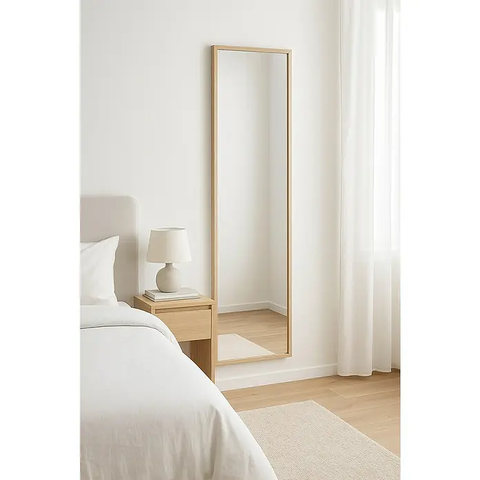 Espejo de pared Lima - 40 x 160 cm, Roble - Un elegante dormitorio con un espejo alto apoyado contra una mesita de noche con una lámpara. Ambiente luminoso y acogedor.