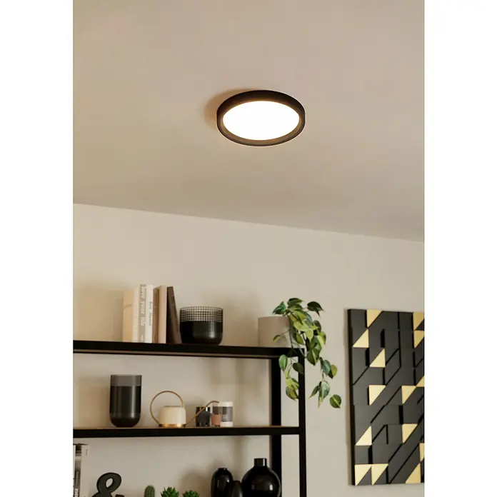 Eglo LED-Deckenleuchte rund Idun-E - 22 W, Ø x H: 30 x 3,1 cm, Schwarz, Warmweiß - Nahaufnahme einer runden Deckenleuchte mit schwarzem Rand, die ein helles Licht in einem modernen Raum ausstrahlt.
