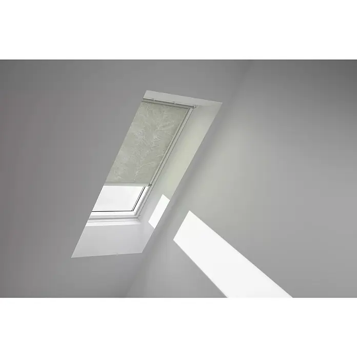 Velux Dachfensterrollo RML MK08 4165K - Farbe: Olivebeige - 4165K, Farbe Schiene: Aluminium, Elektrisch - Eine Nahaufnahme eines Dachfensters mit einem grauen Rollo, das teilweise heruntergelassen ist und ein wenig Tageslicht hereinlässt.