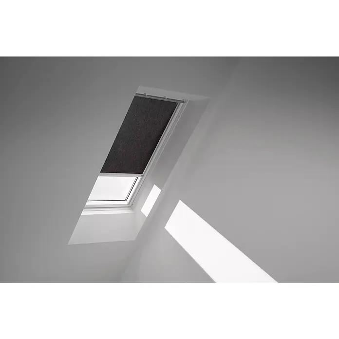 Velux Dachfensterrollo RML UK08 4069K - Farbe: Schwarz - 4069K, Farbe Schiene: Aluminium, Elektrisch - Dachfenster mit Rollo in einem hellen Raum.