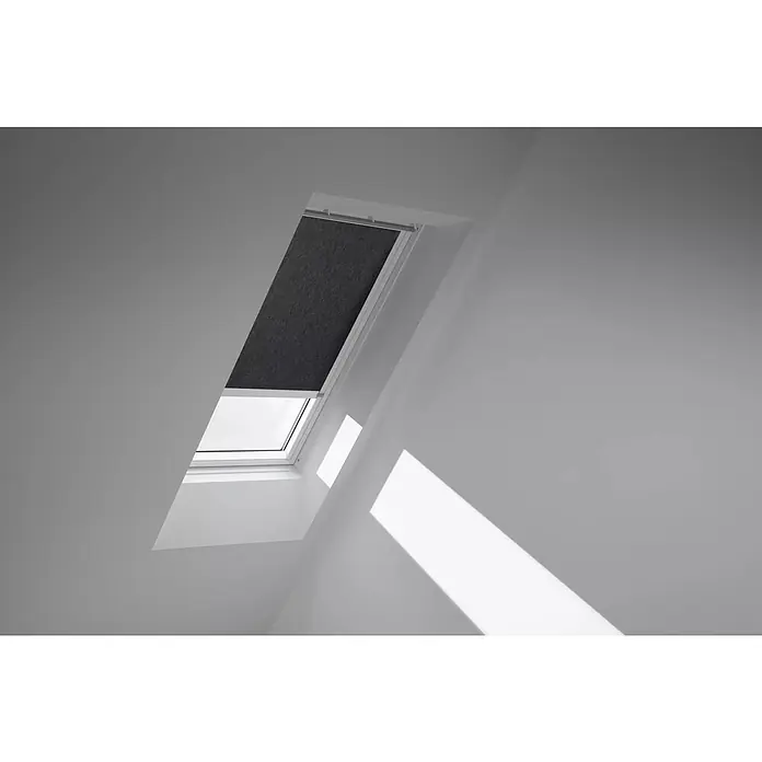 Velux Dachfensterrollo RSL S06 4069KWL - Farbe: Schwarz - 4069KWL, Farbe Schiene: Weiß, Solarbetrieben - Dachfenster mit Verdunkelungsrollo teilweise geschlossen, das Licht blendet und sorgt für ein helles Zimmer.