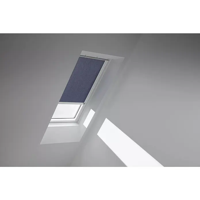 Velux Dachfensterrollo RSL S08 9050KWLFarbe: Dunkelblau - 9050KWL, Farbe Schiene: Weiß, Solarbetrieben - Stimmungsaufnahme