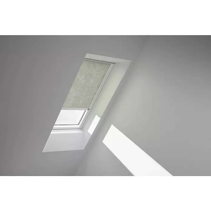Velux Dachfensterrollo RML UK04 4165KWL - Farbe: Olivebeige - 4165KWL, Farbe Schiene: Weiß, Elektrisch - Dachfenster mit Rollo in einem hellen Raum, das Licht hereinlässt. Das Rollo ist teilweise heruntergelassen und spendet Schatten.