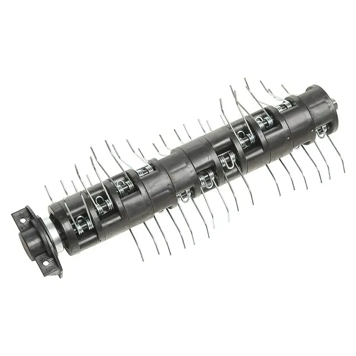 Stiga Elektro-Vertikutierer-Lüfter SV 415 E - 1.500 W, Arbeitsbreite: 38 cm - Ein Rasenlüfterwalze mit spiralförmig angeordneten Zinken zur Rasenpflege. Das Gerät ist schwarz und silberfarben und hat eine zylindrische Form.