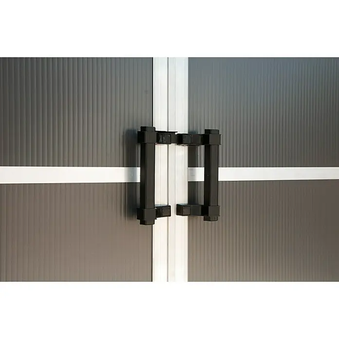 Palram – Canopia Gerätehaus - Außenmaß inkl. Dachüberstand (B x T): 332 x 393 cm, Kunststoff, Grau, Ohne Boden - Schwarze Türgriffe an einer grauen Tür mit vertikalen Linien und einem weißen Rahmen für einen modernen und stilvollen Look.
