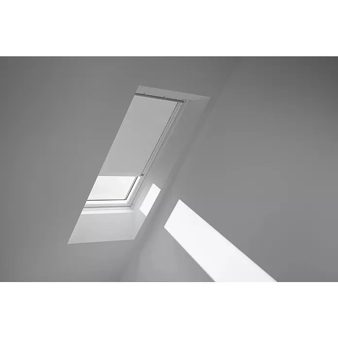 Velux Dachfensterplissee FSC C02 1045KWL - Farbe: Weiß - 1045KWL, Farbe Schiene: Weiß, Solarbetrieben - Ein Dachfenster mit geschlossenem Rollo, das Licht ins Innere lässt und für Privatsphäre sorgt. Die Rollo bietet Sonnenschutz.