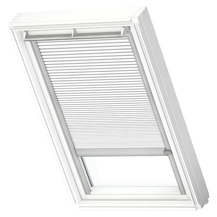 Velux Dachfensterplissee FSC M04 1045K - Farbe: Weiß - 1045K, Farbe Schiene: Aluminium, Solarbetrieben - Das Bild zeigt ein Dachfenster mit einem weißen Rahmen und einem Rollo, das teilweise geöffnet ist, um Licht hereinzulassen.