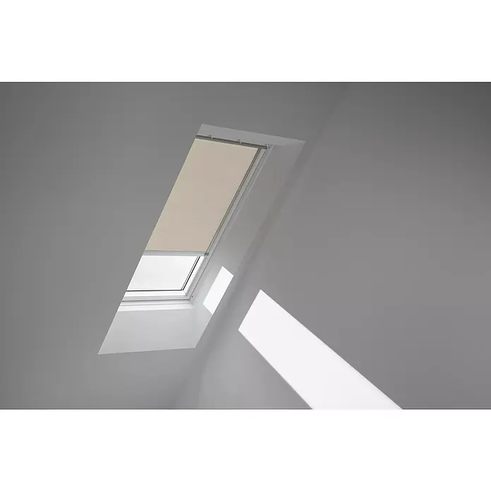 Velux Dachfensterplissee FSC P04 1166K - Farbe: Elfenbein - 1166K, Farbe Schiene: Aluminium, Solarbetrieben - Nahaufnahme eines Dachfensters mit beigen Jalousien und hellem Lichteinfall in einem modern gestalteten Raum.