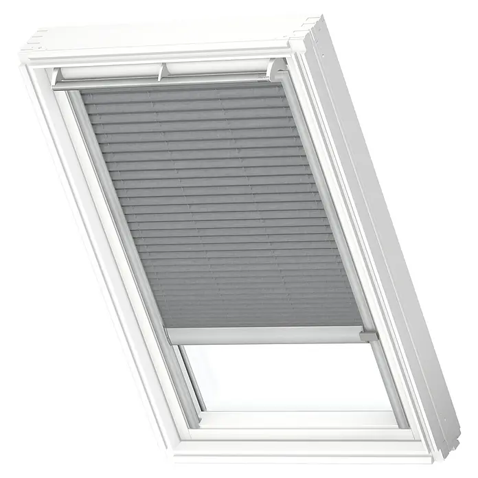 Velux Dachfensterplissee FSL F06 1282K - Farbe: Grau - 1282K, Farbe Schiene: Aluminium, Solarbetrieben - Ein Dachfenster mit einem grauen Plissee-Rollo, das teilweise heruntergezogen ist und das Licht filtert. Das Rollo ist in einem weißen Rahmen montiert.