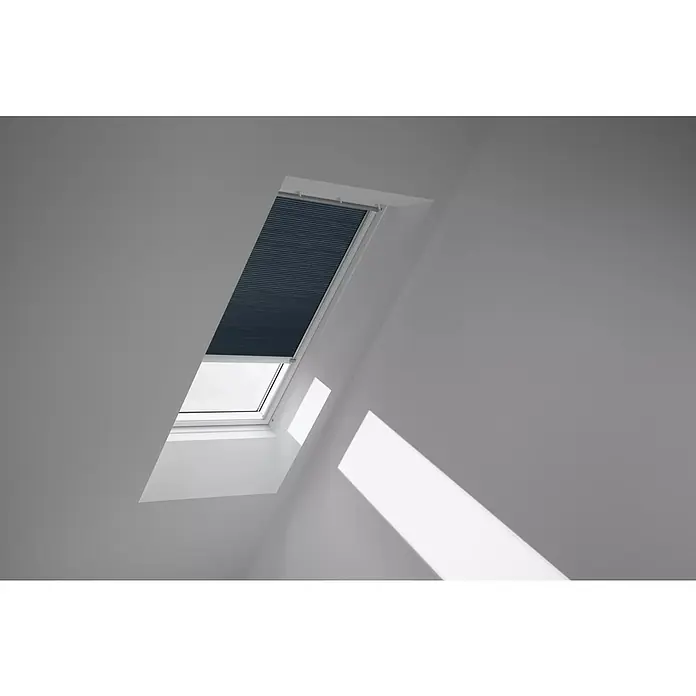 Velux Dachfensterplissee FSC M06 1164K - Farbe: Schiefergrau - 1164K, Farbe Schiene: Aluminium, Solarbetrieben - Ein Dachfenster mit einem teilweise heruntergelassenen, dunkelblauen Plissee, das vor zu viel Sonnenlicht schützt.