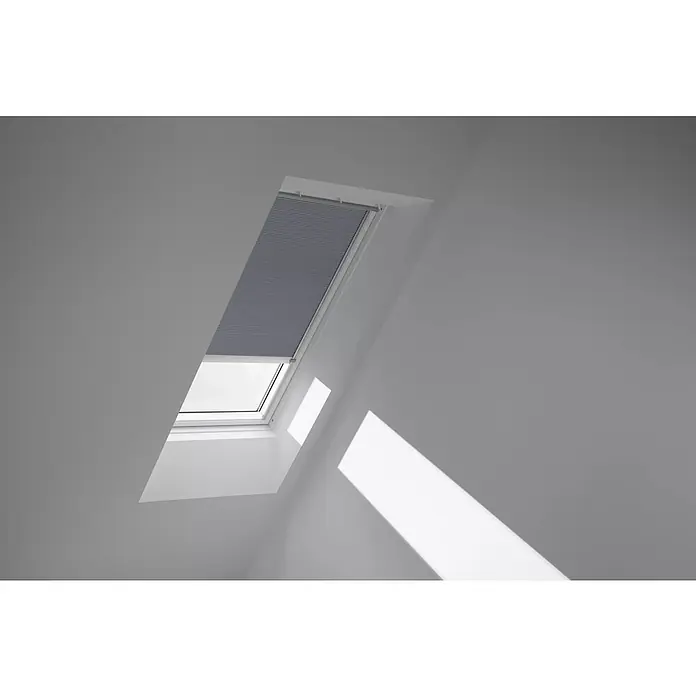 Velux Dachfensterplissee FSC CK04 1163K - Farbe: Betongrau - 1163K, Farbe Schiene: Aluminium, Solarbetrieben - Dachfenster mit Rollo im modernen Interieur.