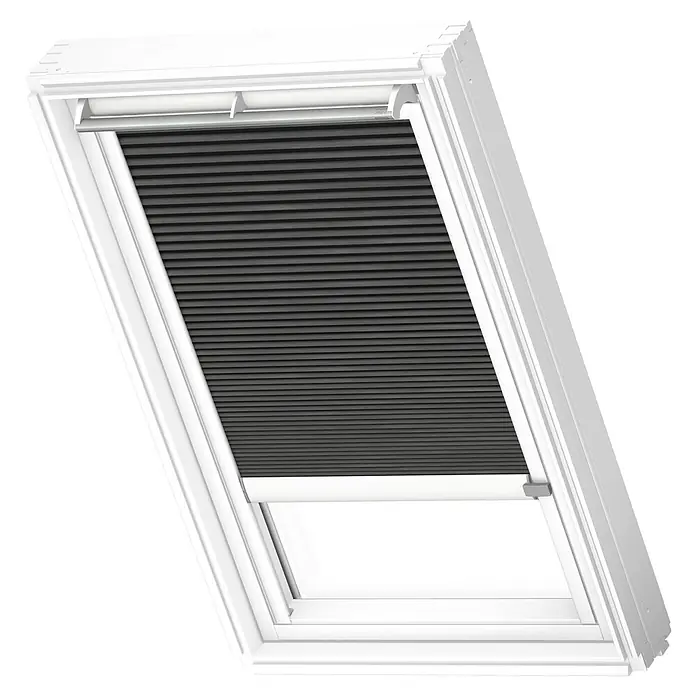 Velux Dachfensterplissee FSC UK08 1047KWL - Farbe: Graphit - 1047KWL, Farbe Schiene: Weiß, Solarbetrieben - Ein weißes Dachfenster mit einem Rollo, das teilweise heruntergezogen ist. Das Rollo ist grau und hat eine feine Struktur.