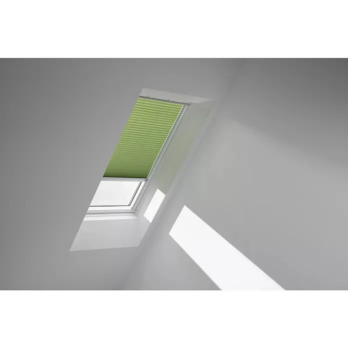 Velux Dachfensterplissee FML SK06 1280K - Farbe: Moosgrün - 1280K, Farbe Schiene: Aluminium, Elektrisch - Dachfenster mit grünem Plissee, das teilweise geöffnet ist und Licht hereinlässt. Das Plissee sorgt für eine angenehme Atmosphäre im Raum.