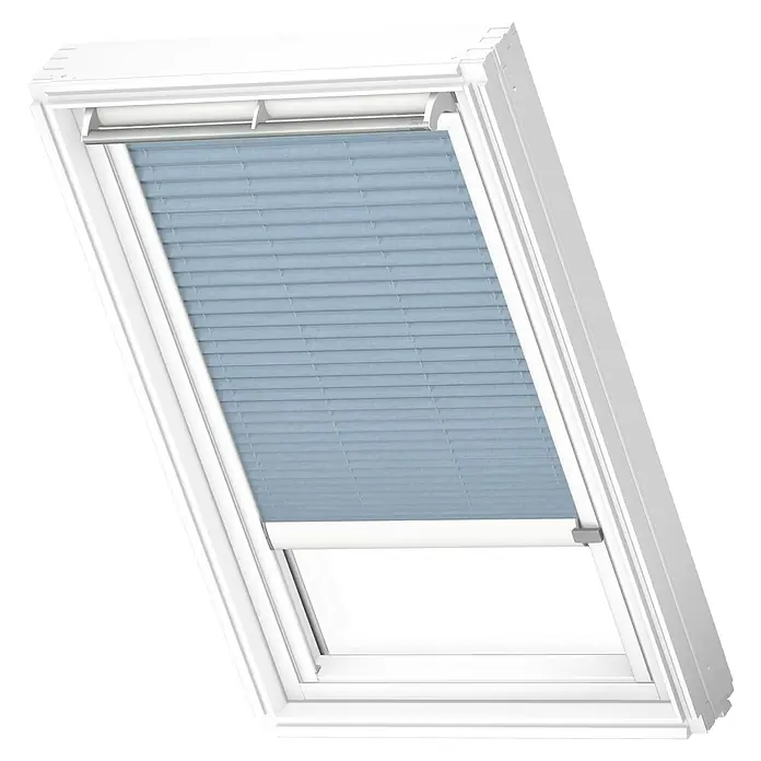 Velux Dachfensterplissee FSL S06 1286KWL - Farbe: Denim - 1286KWL, Farbe Schiene: Weiß, Solarbetrieben - Ein schräg montiertes Dachfenster mit einem hellblauen Faltrollo, das einen Teil des Fensters bedeckt und für sanftes Licht sorgt.