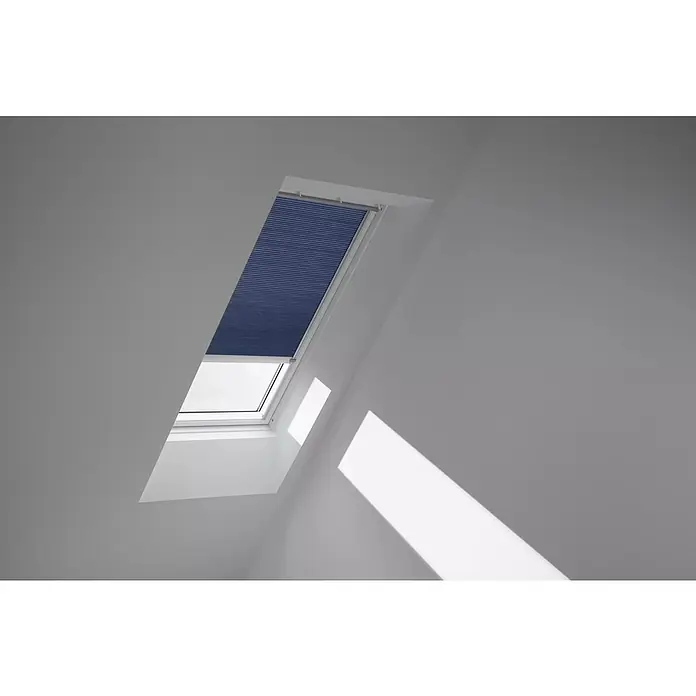 Velux Dachfensterplissee FSC P08 1156K - Farbe: Nachtblau - 1156K, Farbe Schiene: Aluminium, Solarbetrieben - Dachfenster mit blauem Plissee-Rollo, das teilweise geschlossen ist, für eine angenehme Lichtregulierung im Raum.