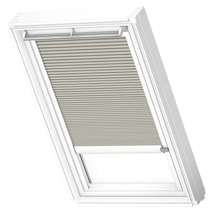 Velux Dachfensterplissee FMC UK04 1171KWL - Farbe: Cremegrau - 1171KWL, Farbe Schiene: Weiß, Elektrisch - Ein Dachfenster mit einem grauen Plissee-Rollo, das teilweise geöffnet ist. Das Rollo sorgt für eine angenehme Abdunkelung des Raumes.