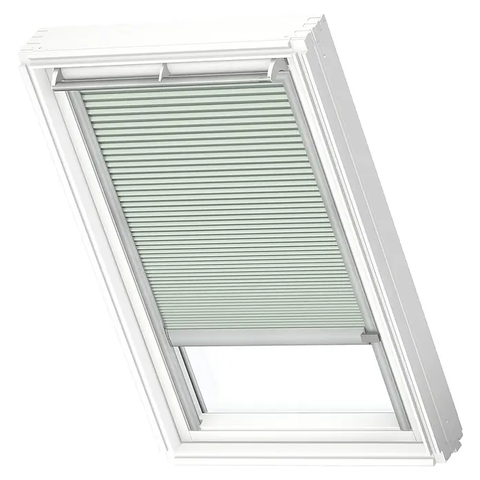 Velux Dachfensterplissee FSC M06 1168K - Farbe: Blassgrün - 1168K, Farbe Schiene: Aluminium, Solarbetrieben - Dachfenster mit Plissee-Rollo in Weiß. Das Rollo ist teilweise geöffnet und lässt Licht herein. Ein stilvoller Sonnenschutz für Ihr Zuhause.
