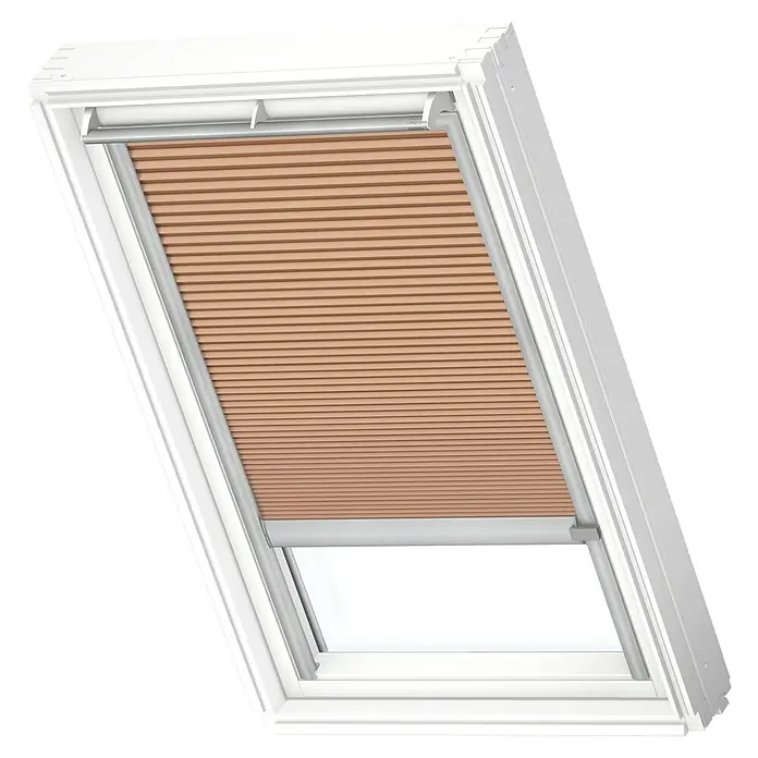 Velux Dachfensterplissee FMC SK06 1049K - Farbe: Apricot - 1049K, Farbe Schiene: Aluminium, Elektrisch - Das Bild zeigt ein Dachfenster mit einem blickdichten, hellbraunen Rollo. Das Rollo ist teilweise geöffnet und lässt einen Teil des Himmels sehen.