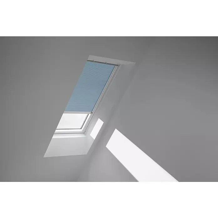 Velux Dachfensterplissee FSC MK08 1169KWL - Farbe: Gletscherblau - 1169KWL, Farbe Schiene: Weiß, Solarbetrieben - Ansicht eines Dachfensters mit einem blauen Rollo, das teilweise geöffnet ist und Licht hereinlässt. Das Fenster ist in einer grauen Dachschräge eingebaut.