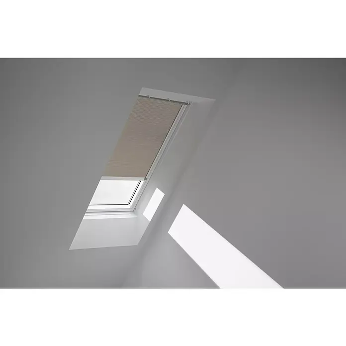 Velux Dachfensterplissee FMC UK04 1171KWL - Farbe: Cremegrau - 1171KWL, Farbe Schiene: Weiß, Elektrisch - Das Bild zeigt ein Dachfenster mit Jalousien in einem hellen Raum. Die Jalousien sind teilweise geschlossen, wodurch ein sanftes Licht in den Raum gelangt.