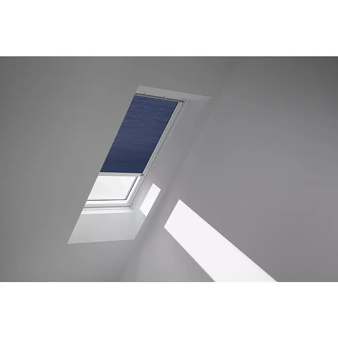 Velux Dachfensterplissee FSC M06 1156KWL - Farbe: Nachtblau - 1156KWL, Farbe Schiene: Weiß, Solarbetrieben - Das Bild zeigt ein Dachfenster mit einem blauen Plissee-Rollo. Das Rollo ist teilweise geschlossen und lässt Licht in den Raum.