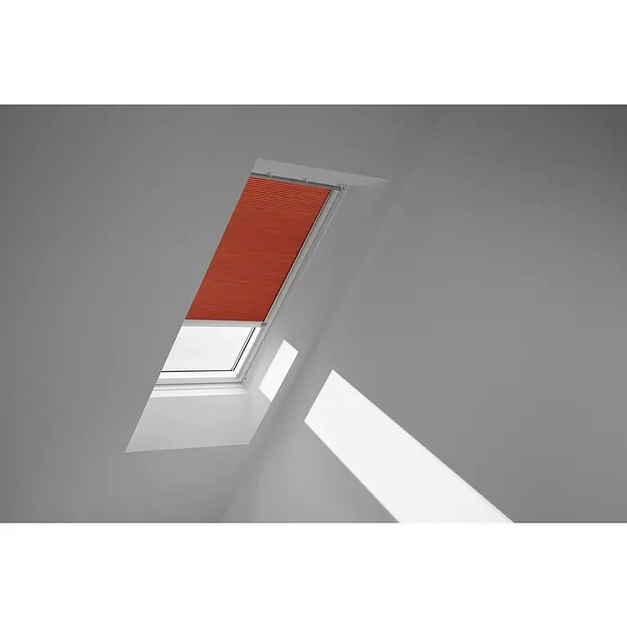 Velux Dachfensterplissee FSC M06 1167K - Farbe: Sanddorn - 1167K, Farbe Schiene: Aluminium, Solarbetrieben - Dachfenster mit orangefarbenem Plissee, das teilweise geschlossen ist, während ein Teil des Fensters Licht hereinlässt.