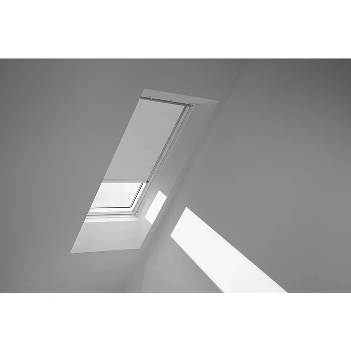 Velux Dachfensterplissee FSC M04 1045K - Farbe: Weiß - 1045K, Farbe Schiene: Aluminium, Solarbetrieben - Helles Dachfenster mit Jalousien, das Licht in einen Raum lässt. Die Jalousien sind geschlossen und werfen Schatten.
