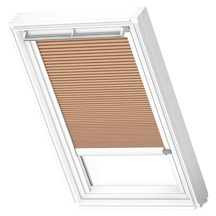 Velux Dachfensterplissee FSC S08 1049KWL - Farbe: Apricot - 1049KWL, Farbe Schiene: Weiß, Solarbetrieben - Dachfenster mit Holzjalousien. Das Fenster ist weiß gerahmt und die Jalousien sind hellbraun, was für ein warmes Ambiente sorgt.