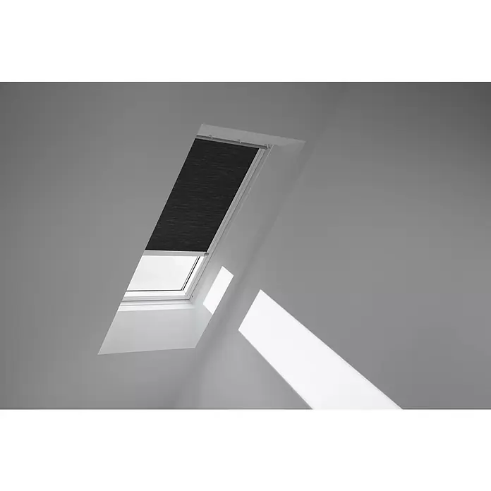 Velux Dachfensterplissee FSC UK08 1047KWL - Farbe: Graphit - 1047KWL, Farbe Schiene: Weiß, Solarbetrieben - Ein Dachfenster mit teilweise heruntergelassener Jalousie. Das Fenster befindet sich in einem schrägen Dach.