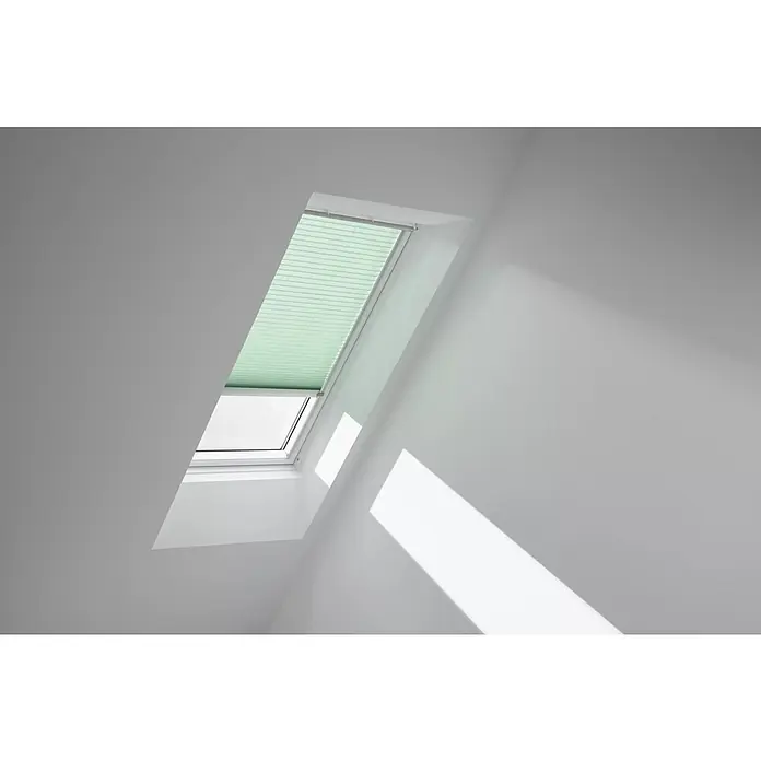 Velux Dachfensterplissee FSL F06 1281K - Farbe: Mint - 1281K, Farbe Schiene: Aluminium, Solarbetrieben - Ein Dachfenster mit einem hellgrünen Plissee-Rollo, das teilweise geschlossen ist und Licht in den Raum lässt.