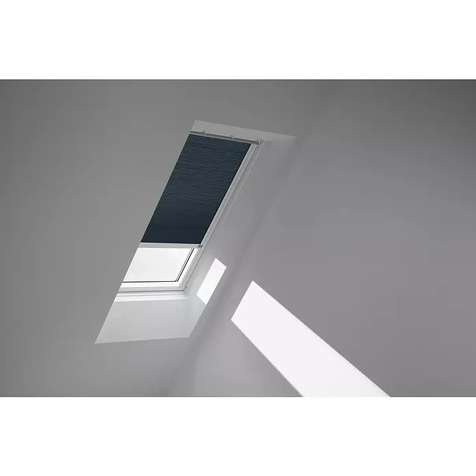 Velux Dachfensterplissee FSC PK06 1164KWLFarbe: Schiefergrau - 1164KWL, Farbe Schiene: Weiß, Solarbetrieben - Stimmungsaufnahme