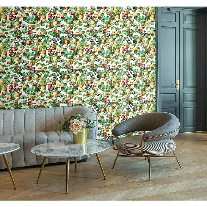 Glööckler Pompöös Provence Vliestapete - Weiß/Grün/Orange, Floral, 10,05 x 0,53 m - Innenaufnahme eines Zimmers mit floral gemusterter Tapete, Sofa, Tisch und Stuhl.