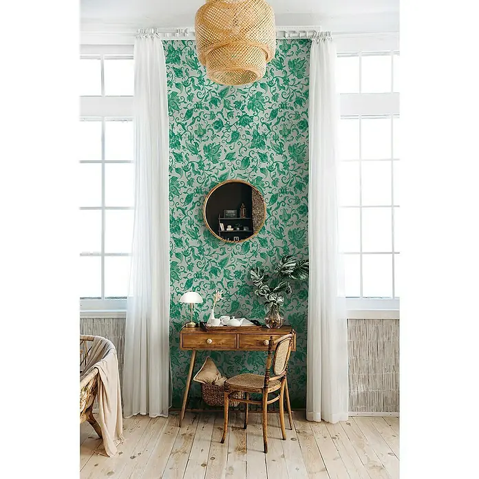 Glööckler Pompöös Provence Vliestapete - Grau/Grün, Floral, 10,05 x 0,53 m - Raumansicht mit Blick auf eine dekorative Wand, die mit einer schönen Blumendesigntapete verziert ist, die eine stilvolle Note verleiht.