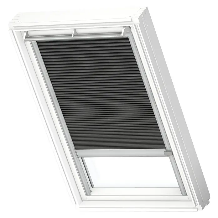 Velux Dachfensterplissee FMC SK06 1047K - Farbe: Graphit - 1047K, Farbe Schiene: Aluminium, Elektrisch - Ein Dachfenster mit einem schwarzen Rollo, das teilweise heruntergezogen ist. Der Rahmen ist weiß, und das Rollo sorgt für Abdunkelung.