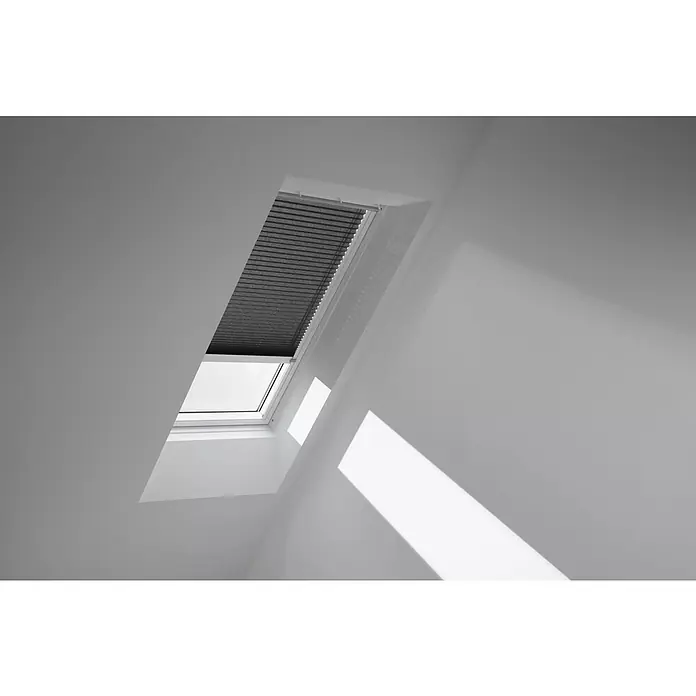 Velux Dachfensterplissee FML PK10 1274KWL - Farbe: Graphit - 1274KWL, Farbe Schiene: Weiß, Elektrisch - Ein Dachfenster mit Rollo in einem hellen Raum, das Licht und Schatten kombiniert, für optimale Lichtsteuerung und Privatsphäre sorgt.