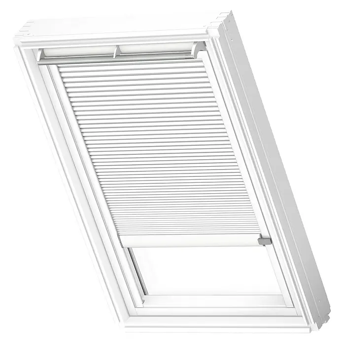 Velux Dachfensterplissee FSC C02 1045KWL - Farbe: Weiß - 1045KWL, Farbe Schiene: Weiß, Solarbetrieben - Das Bild zeigt ein Dachfenster mit Jalousien in einem modernen Design. Die Jalousien sind teilweise geöffnet und bieten einen Blick nach draußen.