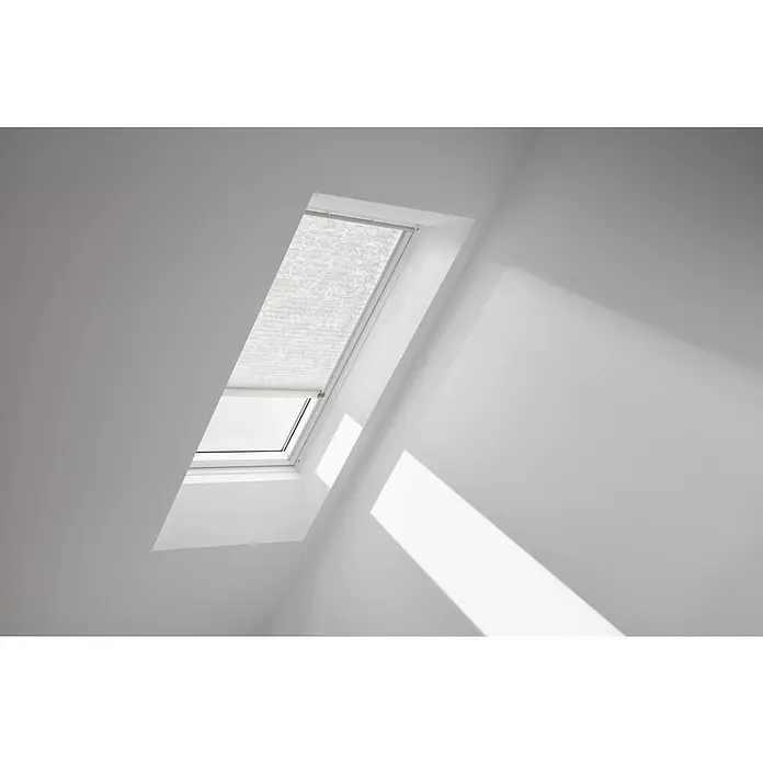Velux Dachfensterplissee FSL F06 1256K - Farbe: Weiß - 1256K, Farbe Schiene: Aluminium, Solarbetrieben - Ein Dachfenster mit einem hellen, lichtdurchlässigen Rollo in einem modernen, weißen Raum. Das Fenster sorgt für natürliches Licht.
