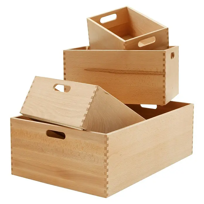 Zeller Present Aufbewahrungsbox - L, L x B x H: 40 x 30 x 21 cm, Buche - Eine Stapel von vier hellen Holzkisten mit Griffen, die sich durch ihre unterschiedlichen Größen und die robuste Bauweise auszeichnen.