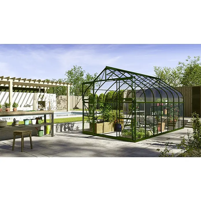Vitavia Gewächshaus Dione 11500 - Außenmaß inkl. Dachüberstand (B x T): 263,5 x 445 cm, 3 mm, Smaragd - Dieses Bild zeigt ein großes, grünes Gewächshaus im Garten. Es ist mit Pflanzen bepflanzt und steht auf einem gepflasterten Untergrund.