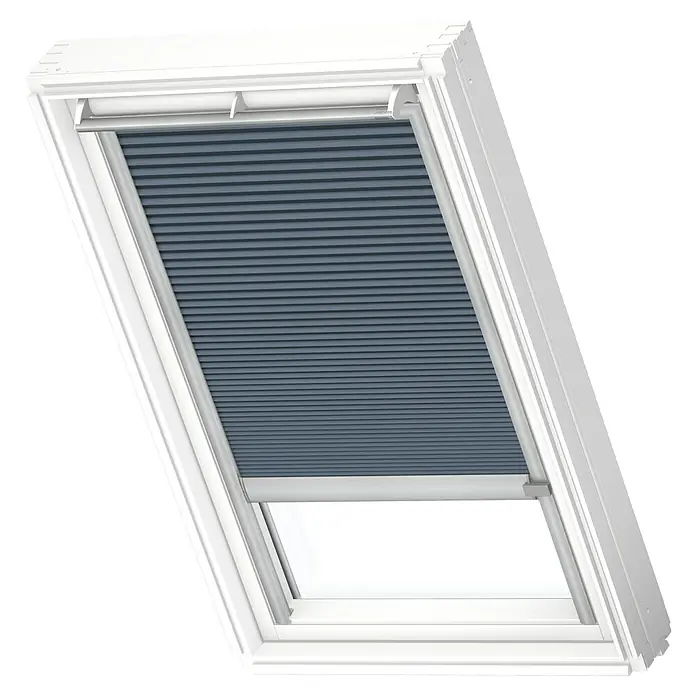 Velux Dachfensterplissee FSC M06 1164K - Farbe: Schiefergrau - 1164K, Farbe Schiene: Aluminium, Solarbetrieben - Ein Dachfenster mit einem eleganten, dunkelgrauen Verdunkelungsrollo, das teilweise geöffnet ist und Helligkeit hereinlässt.